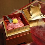 肉の匠 将泰庵 神田店 - ■ 本日の厳選霜降り肉
                                脂が甘くて、口の中で溶けていく。
                                焼肉なのに重くならない不思議。