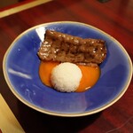 肉の匠 将泰庵 - ■霜降りロースすき焼き
      卵黄をからめてひと口ご飯と。
      もう、これは反則級の幸福。
      