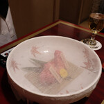 肉の匠 将泰庵 - ■幻の花咲タン塩
      歯を入れた瞬間、さくっとほどける。
      タンって、こんなに上品だったんだって思う。
      
      ■史上最高のロース
      霜降りの艶が芸術。
      焼く前からもう美味しいって分かるやつ。
      