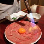 肉の匠 将泰庵 - コースご注文のお客様限定で¥800引きで食べられる
      「王者の炙りユッケ」最高！