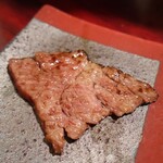 肉の匠 将泰庵 - ■本日の厳選霜降り肉
      脂が甘くて、口の中で溶けていく。
      焼肉なのに重くならない不思議。
      