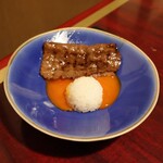 肉の匠 将泰庵 - ■霜降りロースすき焼き
      卵黄をからめてひと口ご飯と。
      もう、これは反則級の幸福。
      