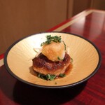 肉の匠 将泰庵 - ■名物！将泰庵ハンバーグ
      ナイフを入れた瞬間、肉汁が溢れて無言。
      これは“飲めるハンバーグ”の意味が分かる一皿。