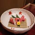 肉の匠 将泰庵 - ■幻の花咲タン塩
      歯を入れた瞬間、さくっとほどける。
      タンって、こんなに上品だったんだって思う。
      
      ■史上最高のロース
      霜降りの艶が芸術。
      焼く前からもう美味しいって分かるやつ。
      
