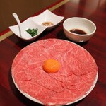 肉の匠 将泰庵 - コースご注文のお客様限定で¥800引きで食べられる
      「王者の炙りユッケ」最高！