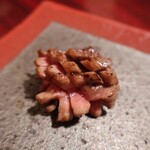肉の匠 将泰庵 - ■幻の花咲タン塩
      歯を入れた瞬間、さくっとほどける。
      タンって、こんなに上品だったんだって思う。
      
