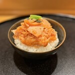 味享 - 鮭ハラスご飯 　スペシャリテ　しっとりと柔らかな鮭はらすがご飯の上にたっぷりと乗ります　パリッと焼かれた皮が3枚アクセントに　史上最高の鮭ご飯でした！