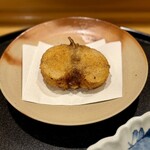 味享 - 河豚唐揚げ 　この大きなフォルム　フグの胴体を輪切り　ぽん酢に漬けて葛粉で揚げたもの　薄衣はカリッとして軽く身は程よく脱水され弾力のある食感　噛んでいくとぽん酢の爽やかさが後から効いてきてさっぱりと食べられます　めちゃくちゃ美味しい