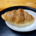 BAKERY CAFE ANTENDO - 料理写真:発酵バタークロワッサン（税込み320円）