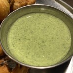 ボンベイ チャウパティ - これがグリーンのチャツネ　ミントと思い込んで食べます