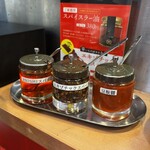 ENISHI総本店 - 卓上のスパイス類