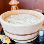 丸亀製麺 - この大きなサイズの桶が
食べごたえがありまして(〃￣ω￣)σ