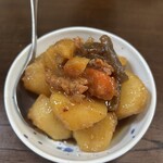 食事処かどや - 名物かどやの肉じゃが