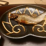 徳ㇵ本也 - 鮎の囲炉裏焼き