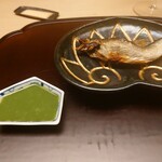 徳ㇵ本也 - 鮎の囲炉裏焼き