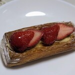 ヒュッグリーベーカリー - 料理写真:苺のデニッシュ