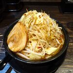 麺や 久 - カネシ醤油　1,050円（野菜マシ）