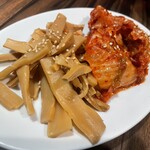 珉珉 八重洲店 - セットのキムチとシナチク