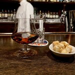 サンボア - コニャックを。銘柄は？　適切に。こんないい加減な注文が通るのも酒場のよろしさ。因みにレミ・マルタンのVSOPでした。こちらは黙っているとダブルで処方されますFYI