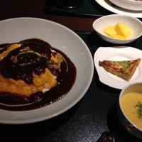 綴 - 福島産 伊達鶏の卵のふわとろオムライス 牛ほほ肉の赤ワイン煮込みソースとともに
                美味いけど高い@1900円