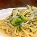 ヴィエ　ボン - 大粒しらすときゃべつのペペロンチーノ