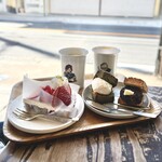 エキヨコベイク - ・冬のルイボスハーブチャイ
                                ・苺と紅茶のタルト
                                ・抹茶とマーマレードのスコーンサンド
                                ・あんバタースコーンサンド