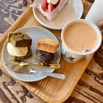 エキヨコベイク - ・冬のルイボスハーブチャイ
                                ・抹茶とマーマレードのスコーンサンド
                                ・あんバタースコーンサンド