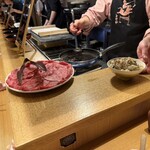 虎ノ門 とだか - ゴボウとロースのご飯の仕込み中