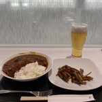 ANA LOUNGE - 料理写真:トマトの酸味がストロング・ストロンガー・ストロンゲストで学校給食のハヤシライスを彷彿させる自称チキンカレー。ビアは札幌黒牌。