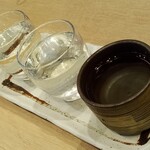 すし酒場 握わい - 日本酒三種飲み比べ　（左奥から鶴齢、伝心、天狗舞）