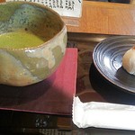 さらさら - 抹茶うす茶650円！とお茶請けの大福がお盆で運ばれてきました。