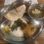 BLOCK HOUSE 水曜カレー - 2種盛り（上の←がペッパーチキン、上の→が真鯛マスタードカレー）