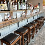 アゲダチ - キッチンをぐるっと囲むコの字カウンター席