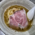 麺食堂くにを - 本来は〝とろろ昆布“が載っている「塩ラーメン」