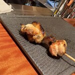 焼鳥あかぎ - 淡海地鶏　手羽元マッシュルーム　ブルーギニヨンバターソース