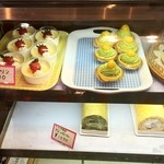 Eat - 焼きプリン　２１０円　隣は・・・