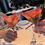 THE COSMOPOLITAN GRILL BAR TERRACE - 苺のシャンパンカクテル
