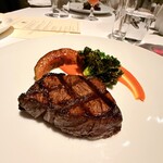 THE COSMOPOLITAN GRILL BAR TERRACE - ❹ MAIN（肉料理）
      　国産牛フィレ 120g、南瓜のメープル味噌風味、京人参のピューレ、プチベール、赤ワインソースorペッパーコーンソース