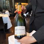 THE COSMOPOLITAN GRILL BAR TERRACE - 苺のシャンパンカクテル(モエ・エ・シャンドン)