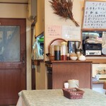 シャンティ - カウンター席左端にある"セルフコーナー"。"ドリンク"は三種類から選ぶことができます。