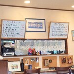 シャンティ - 厨房前カウンター席の上に、本日のランチメニューが並びます。