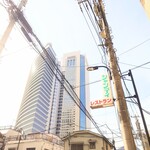 シャンティ - 見上げれば、姉妹ビルである"NTT東日本本社"と"オペラシティ"が並んでいます。