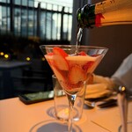 THE COSMOPOLITAN GRILL BAR TERRACE - 苺のシャンパンカクテル