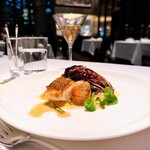 THE COSMOPOLITAN GRILL BAR TERRACE - ❸ SEAFOOD（魚料理）
      　･本日の季節鮮魚(真鯛)､北海道産ホタテ、ほうれん草のフローレンス風、トレビス