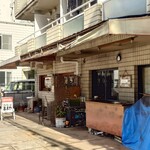 シャンティ - "シャンティ"と同じブロック内のお店。右はテイクアウト専門。