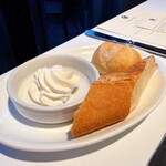 THE COSMOPOLITAN GRILL BAR TERRACE - ■ BREAD
      　• おかわり自由な焼きたてパン