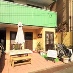 シャンティ - グリーンが映えるファサード。