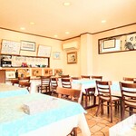 シャンティ - 玄関方向から店内。