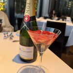 THE COSMOPOLITAN GRILL BAR TERRACE - 苺のシャンパンカクテル