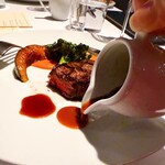THE COSMOPOLITAN GRILL BAR TERRACE - ❹ MAIN（肉料理）
      　国産牛フィレ 120g、南瓜のメープル味噌風味、京人参のピューレ、プチベール、赤ワインソースorペッパーコーンソース